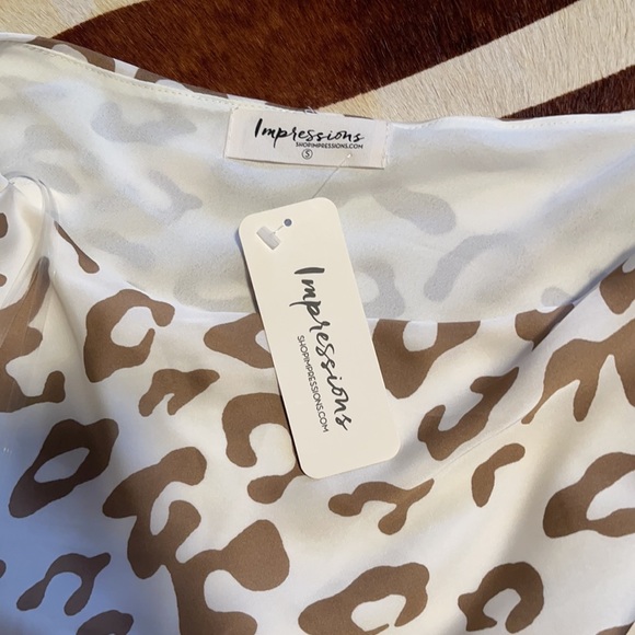 One sleeve light weight leopard top. Small. - Picture 4 of 4